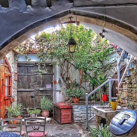 بيت ريفي Stratos Artdeco House