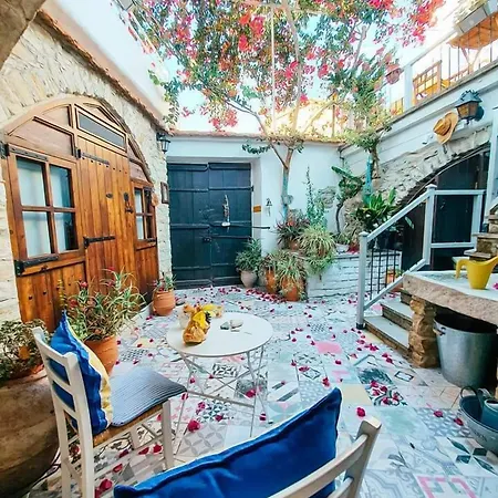 Stratos Artdeco House 4* كالافاسوس